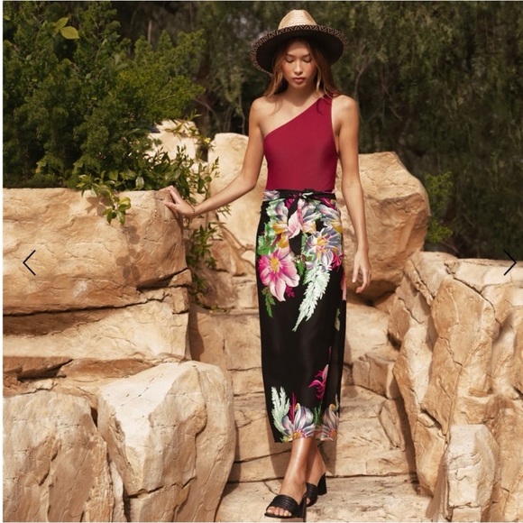 NEW multi floral sarong. - Picture 4 of 8